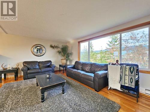 4142 Dale Lake Road, Quesnel, BC - Indoor Photo Showing Living Room