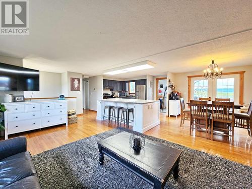 4142 Dale Lake Road, Quesnel, BC - Indoor Photo Showing Living Room