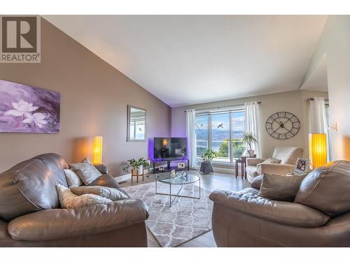 2841 Noyes Road, Naramata, BC - Indoor Photo Showing Living Room