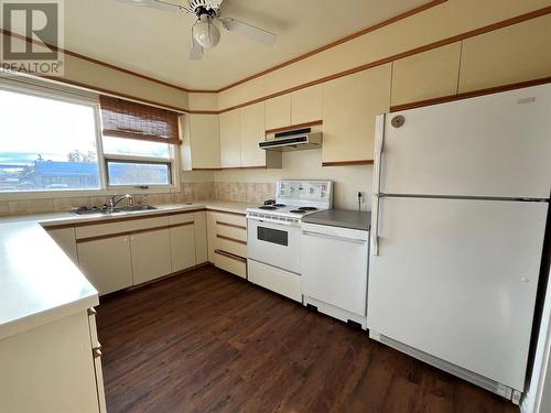 1108 96 Avenue, Dawson Creek, BC - Indoor Photo Showing Kitchen With Double Sink