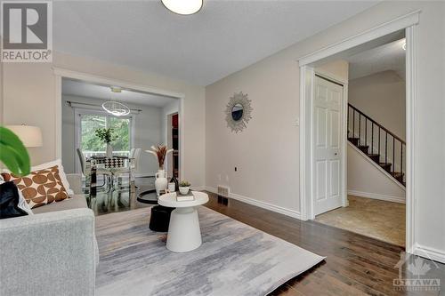 25 Liston Crescent, Ottawa, ON - Indoor Photo Showing Living Room