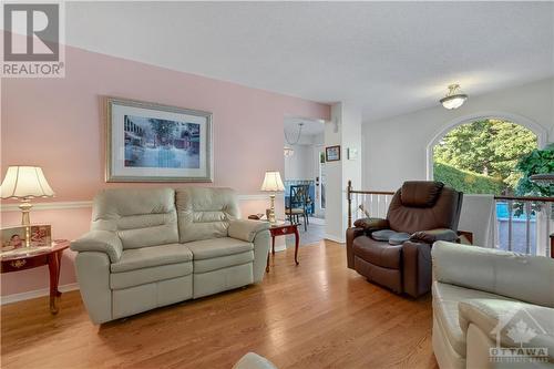 95 Springcreek Crescent, Ottawa, ON - Indoor Photo Showing Living Room