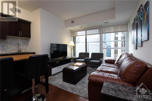 40 Nepean Street Unit#802, Ottawa, ON - Indoor Photo Showing Living Room