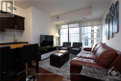 802 - 40 Nepean Street, Ottawa, ON - Indoor Photo Showing Living Room