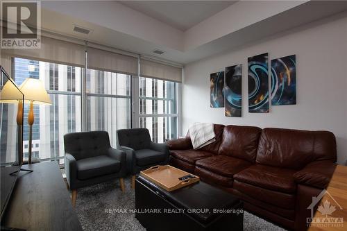 802 - 40 Nepean Street, Ottawa, ON - Indoor Photo Showing Living Room