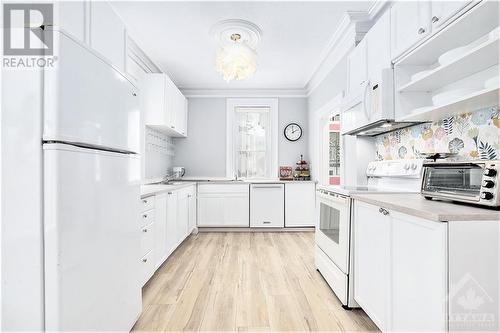 77 Napoleon Street, Carleton Place, ON - Indoor Photo Showing Kitchen With Upgraded Kitchen