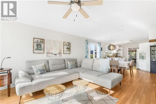 876 Queen Street, Champlain, ON - Indoor Photo Showing Living Room