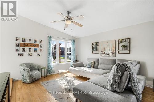 876 Queen Street, Champlain, ON - Indoor Photo Showing Living Room