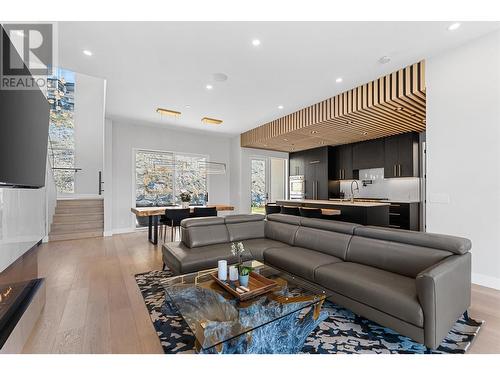 9829 Beacon Hill Crescent, Lake Country, BC - Indoor Photo Showing Living Room