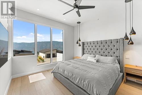 9829 Beacon Hill Crescent, Lake Country, BC - Indoor Photo Showing Bedroom