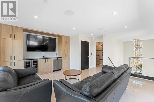 9829 Beacon Hill Crescent, Lake Country, BC - Indoor Photo Showing Living Room