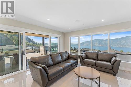 9829 Beacon Hill Crescent, Lake Country, BC - Indoor Photo Showing Living Room