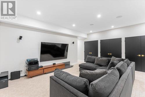 9829 Beacon Hill Crescent, Lake Country, BC - Indoor Photo Showing Living Room