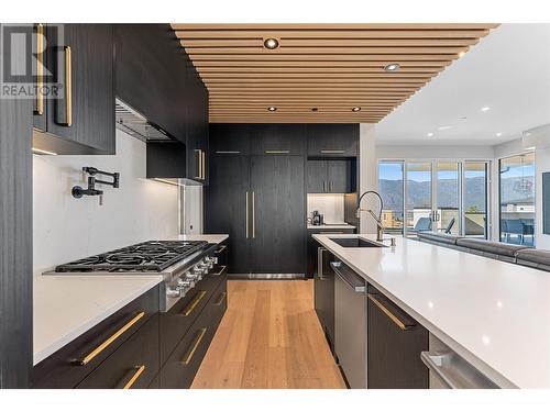 9829 Beacon Hill Crescent, Lake Country, BC - Indoor Photo Showing Kitchen With Upgraded Kitchen