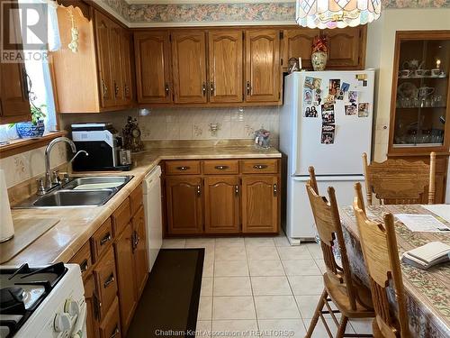 8 Regal Place, Chatham, ON - Indoor Photo Showing Kitchen With Double Sink