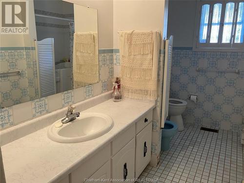 8 Regal Place, Chatham, ON - Indoor Photo Showing Bathroom