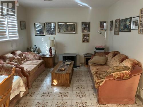 8 Regal Place, Chatham, ON - Indoor Photo Showing Living Room