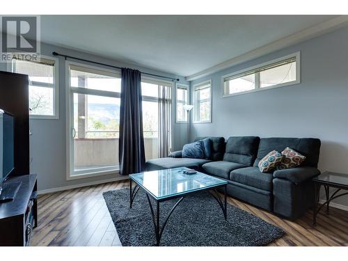 1088 Sunset Drive Unit# 306, Kelowna, BC - Indoor Photo Showing Living Room