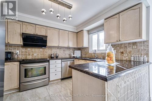 28 Mandel Crescent, Richmond Hill, ON - Indoor Photo Showing Kitchen With Upgraded Kitchen