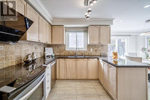 28 Mandel Crescent, Richmond Hill, ON - Indoor Photo Showing Kitchen With Double Sink With Upgraded Kitchen