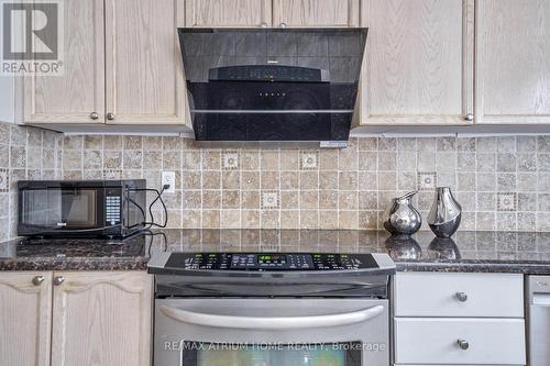 28 Mandel Crescent, Richmond Hill, ON - Indoor Photo Showing Kitchen