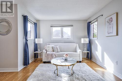 28 Mandel Crescent, Richmond Hill, ON - Indoor Photo Showing Living Room