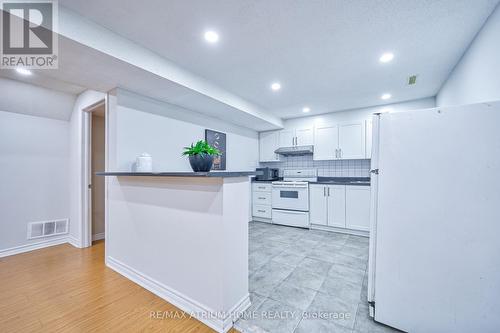 28 Mandel Crescent, Richmond Hill, ON - Indoor Photo Showing Kitchen