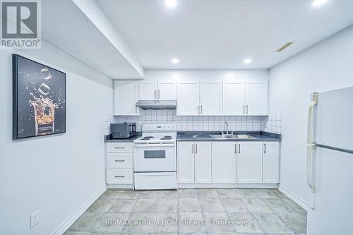 28 Mandel Crescent, Richmond Hill, ON - Indoor Photo Showing Kitchen