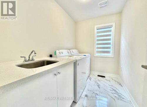 4 Ken Davie Gate, Georgina, ON - Indoor Photo Showing Laundry Room