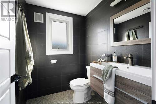 4 Malibu Drive, Leamington, ON - Indoor Photo Showing Bathroom