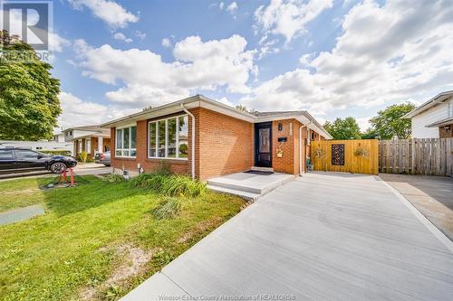 9793 Lynngrove Crescent, Windsor, ON - Outdoor