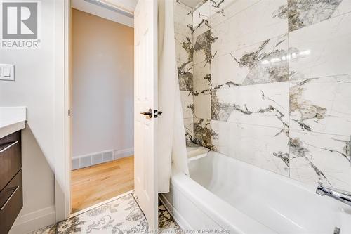 9793 Lynngrove Crescent, Windsor, ON - Indoor Photo Showing Bathroom