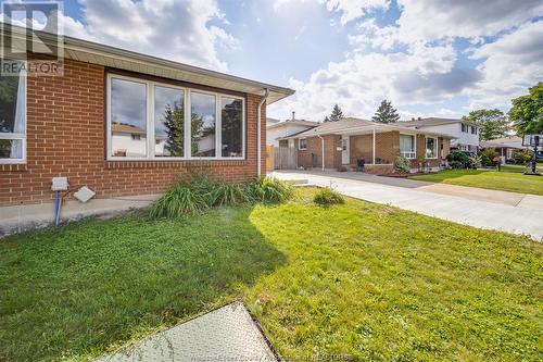 9793 Lynngrove Crescent, Windsor, ON - Outdoor