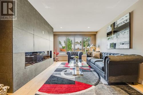 9793 Lynngrove Crescent, Windsor, ON - Indoor Photo Showing Living Room