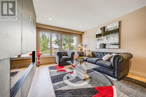 9793 Lynngrove Crescent, Windsor, ON - Indoor Photo Showing Living Room