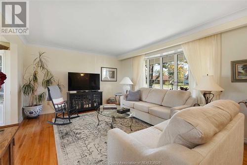 9055 Broderick Road, Lasalle, ON - Indoor Photo Showing Living Room