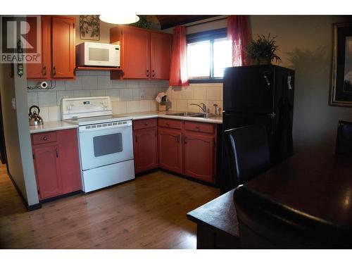 4353 Teal Road, Fairmont Hot Springs, BC - Indoor Photo Showing Kitchen With Double Sink