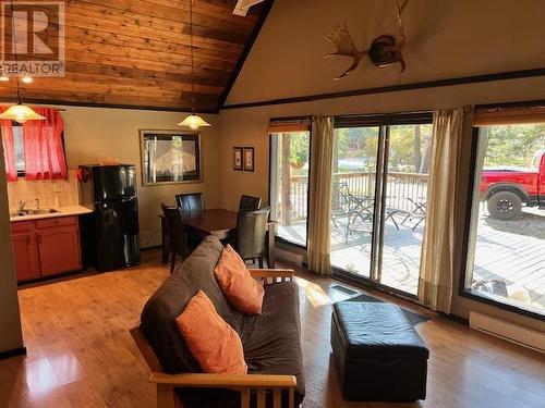 4353 Teal Road, Fairmont Hot Springs, BC - Indoor Photo Showing Living Room