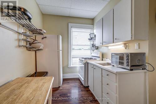 Kitche in Bachelor - 193 Waterloo Street, London, ON - Indoor Photo Showing Kitchen