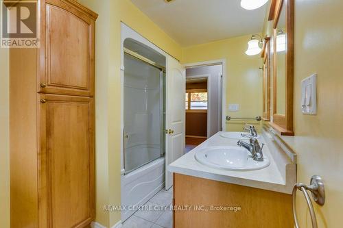 92 Cayuga Crescent, London, ON - Indoor Photo Showing Bathroom