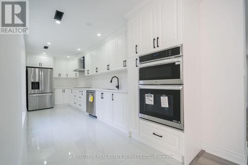 646 Sequin Crescent, Mississauga, ON - Indoor Photo Showing Kitchen