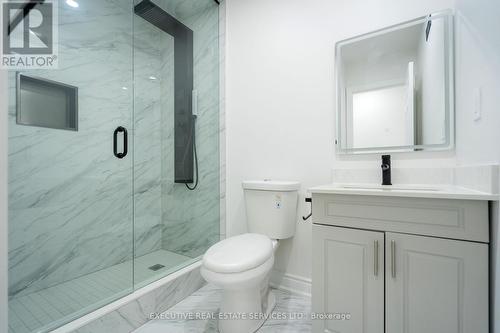 646 Sequin Crescent, Mississauga, ON - Indoor Photo Showing Bathroom