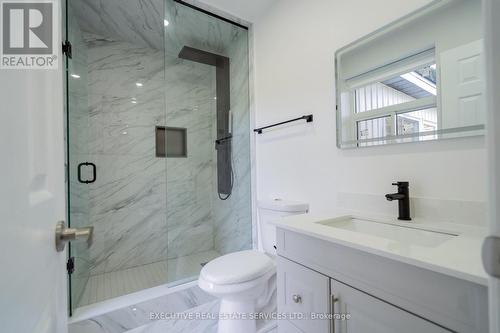 646 Sequin Crescent, Mississauga, ON - Indoor Photo Showing Bathroom