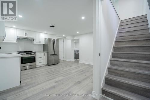 646 Sequin Crescent, Mississauga, ON - Indoor Photo Showing Kitchen