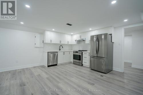 646 Sequin Crescent, Mississauga, ON - Indoor Photo Showing Kitchen