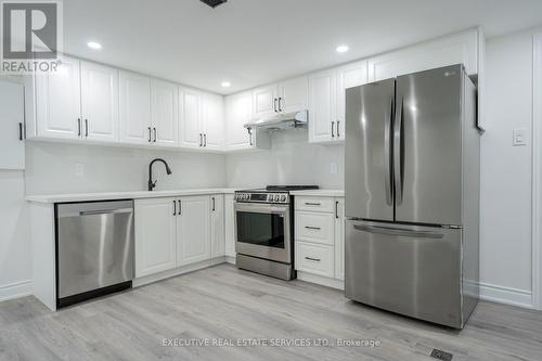 646 Sequin Crescent, Mississauga, ON - Indoor Photo Showing Kitchen