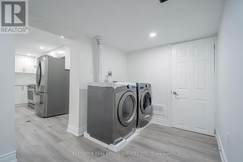 646 Sequin Crescent, Mississauga, ON - Indoor Photo Showing Laundry Room