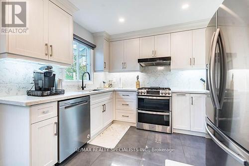 6525 Warbler Lane, Mississauga, ON - Indoor Photo Showing Kitchen With Upgraded Kitchen