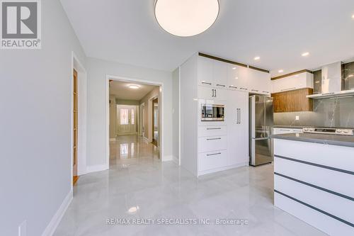 4235 Hazineh Court, Mississauga, ON - Indoor Photo Showing Kitchen