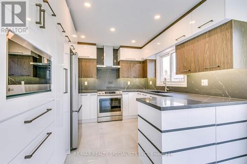 4235 Hazineh Court, Mississauga, ON - Indoor Photo Showing Kitchen